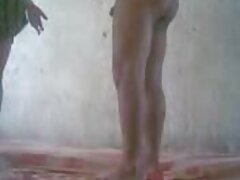 Busty brunette phim sexy co trang masturbates với ông chủ vòi nước với chân